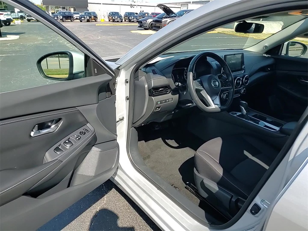 Vehicle image 24 of 34