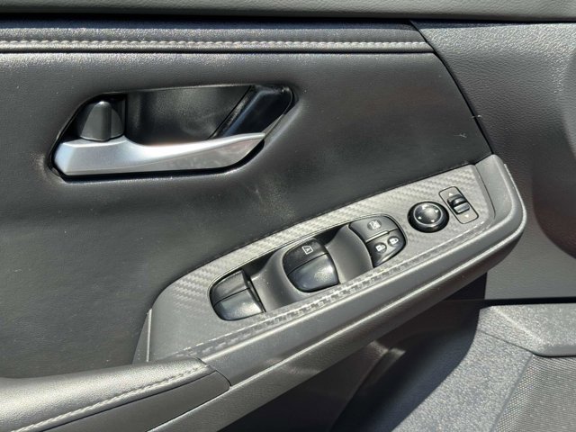 Vehicle image 23 of 27