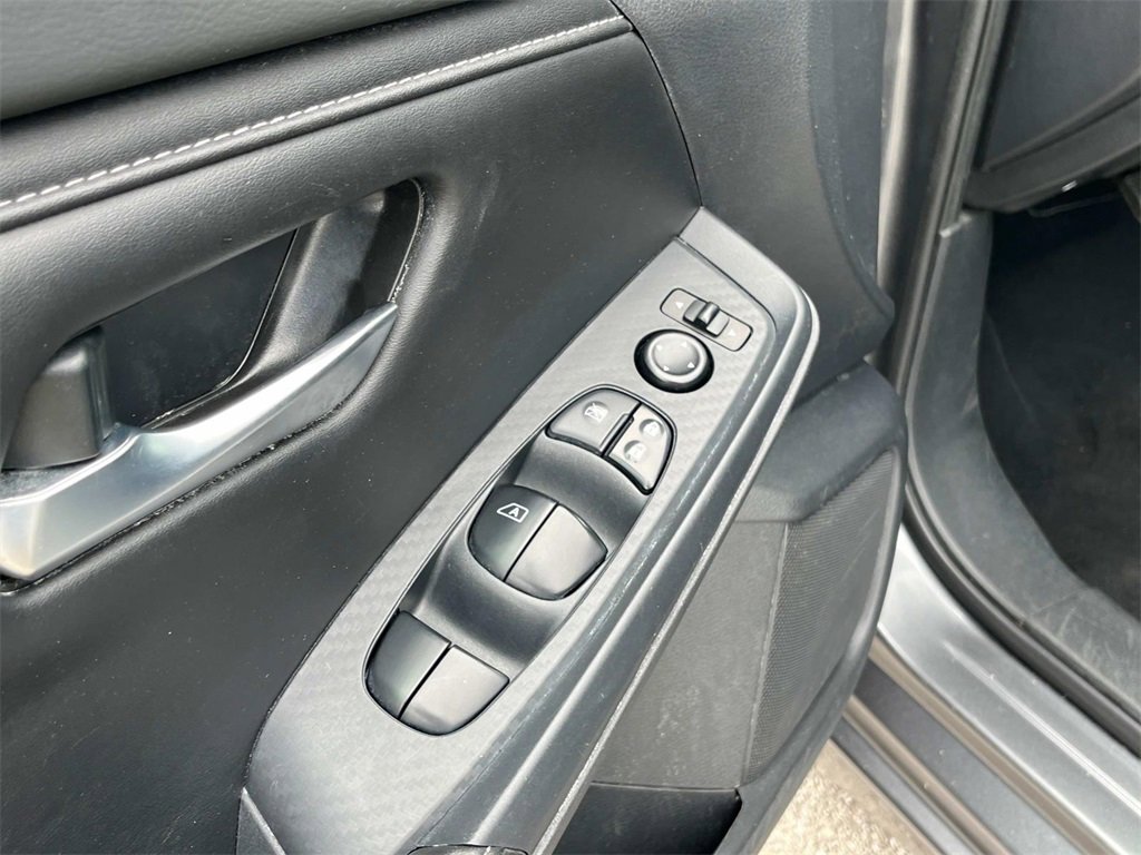 Vehicle image 25 of 44