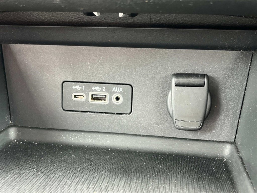 Vehicle image 31 of 44