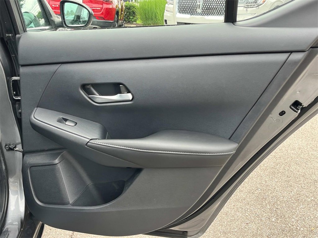Vehicle image 19 of 44