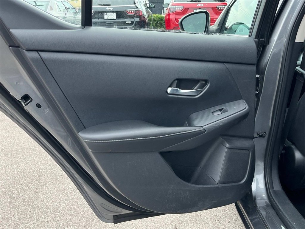 Vehicle image 18 of 44