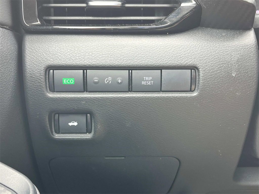 Vehicle image 33 of 44