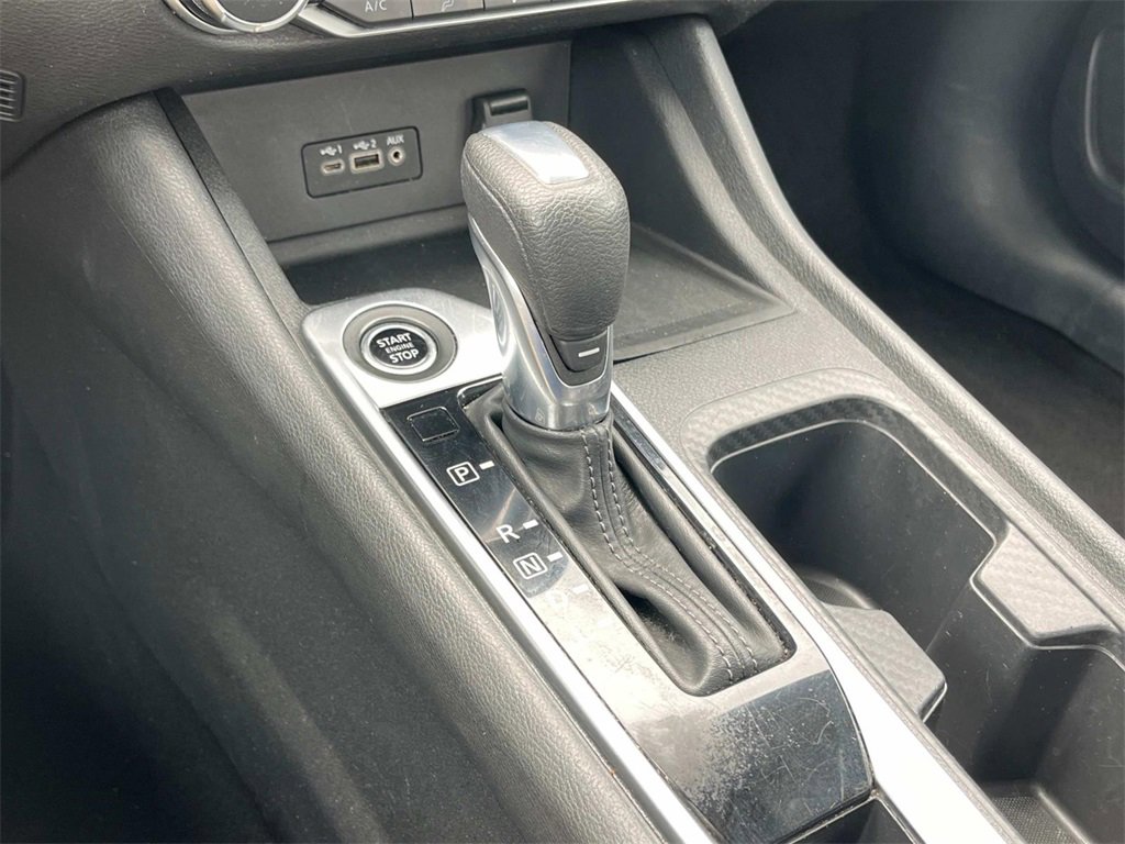 Vehicle image 32 of 44