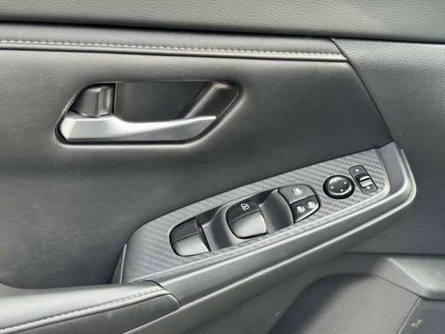 Vehicle image 23 of 27