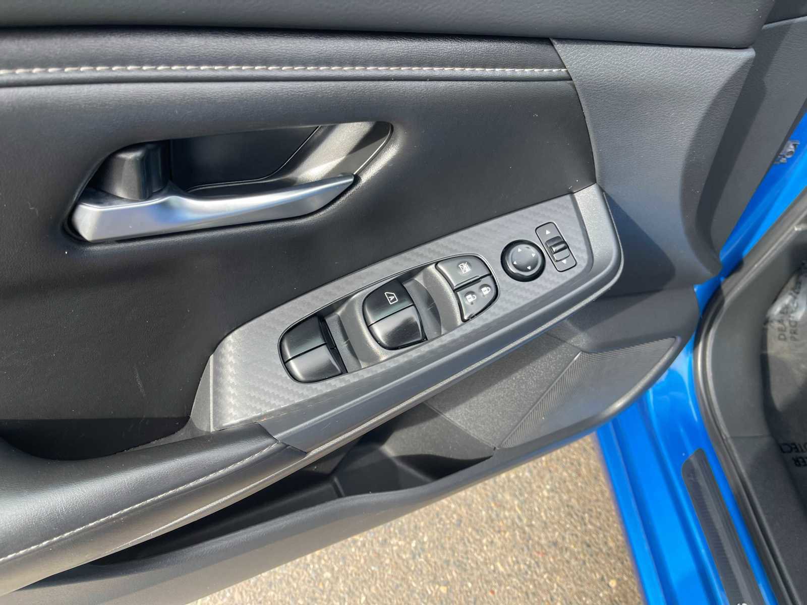 Vehicle image 17 of 27