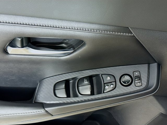 Vehicle image 23 of 33