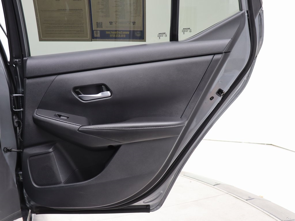 Vehicle image 40 of 52