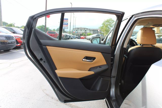 Vehicle image 26 of 40