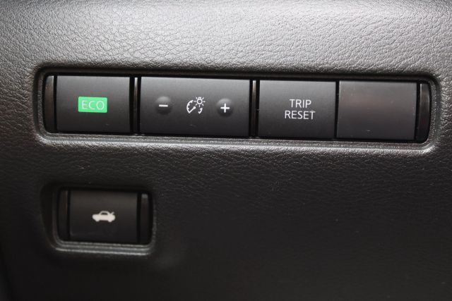 Vehicle image 25 of 40