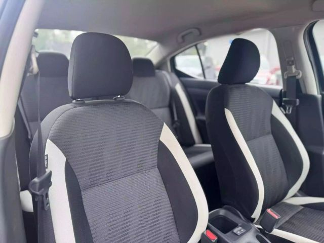 Vehicle image 11 of 13