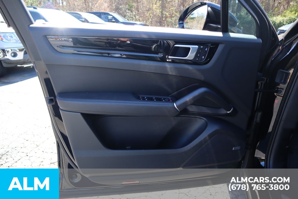 Vehicle image 15 of 40