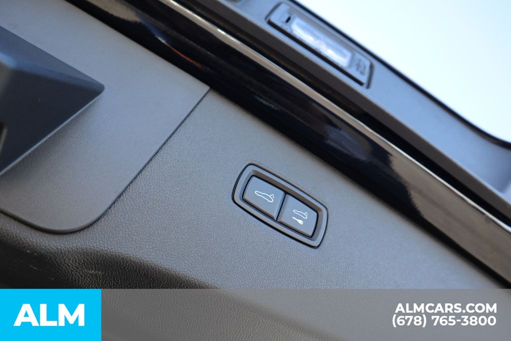 Vehicle image 22 of 40