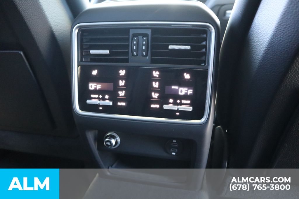 Vehicle image 25 of 40