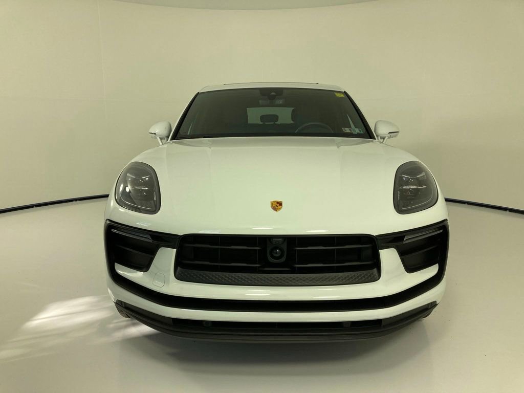 2022 Porsche Macan Base Image 2 of 35