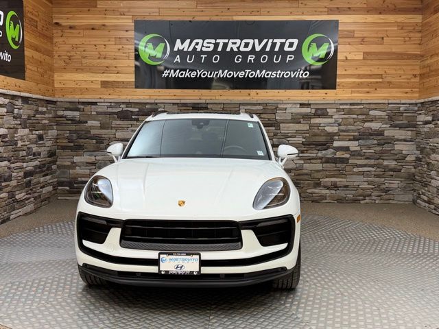 2022 Porsche Macan Base Image 3 of 39