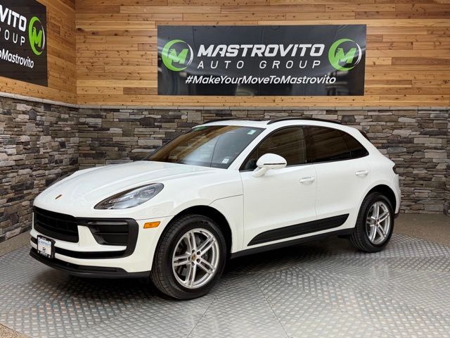 2022 Porsche Macan Base Image 2 of 39