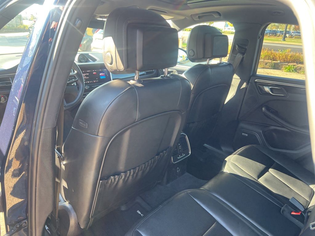 2022 Porsche Macan Base Image 21 of 59