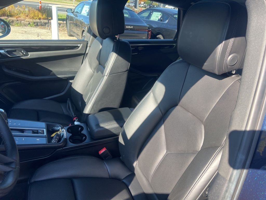 2022 Porsche Macan Base Image 19 of 59
