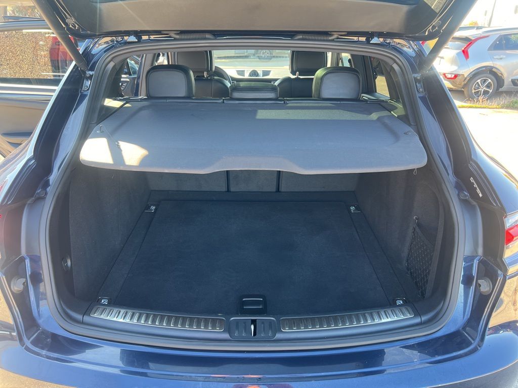 2022 Porsche Macan Base Image 16 of 59