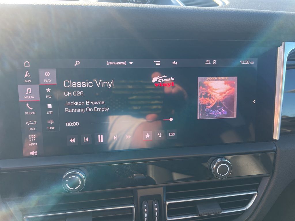 2022 Porsche Macan Base Image 33 of 59