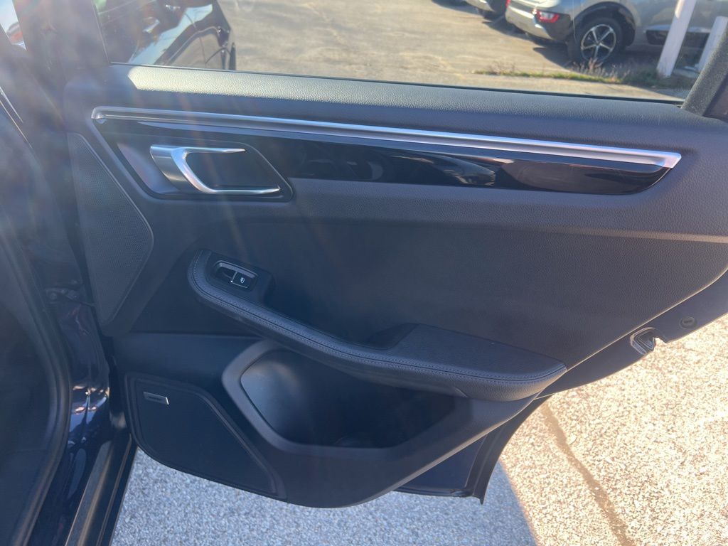 2022 Porsche Macan Base Image 39 of 59