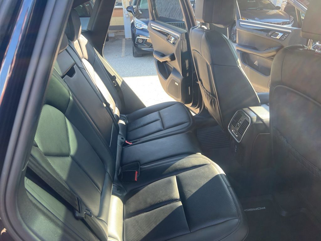 2022 Porsche Macan Base Image 20 of 59