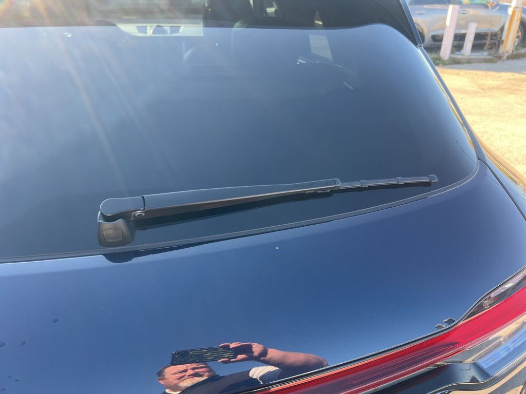 2022 Porsche Macan Base Image 18 of 59