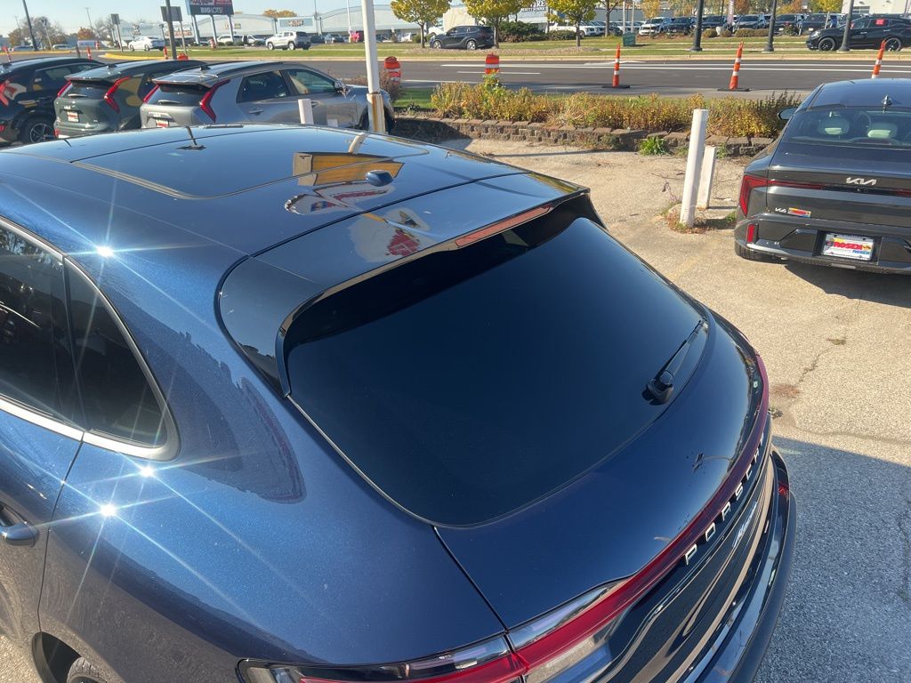 2022 Porsche Macan Base Image 9 of 59