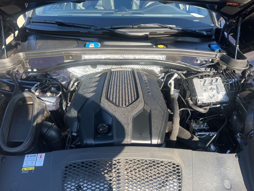 2022 Porsche Macan Base Image 10 of 59