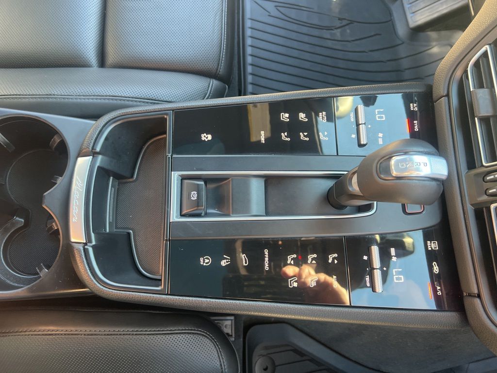 2022 Porsche Macan Base Image 36 of 59