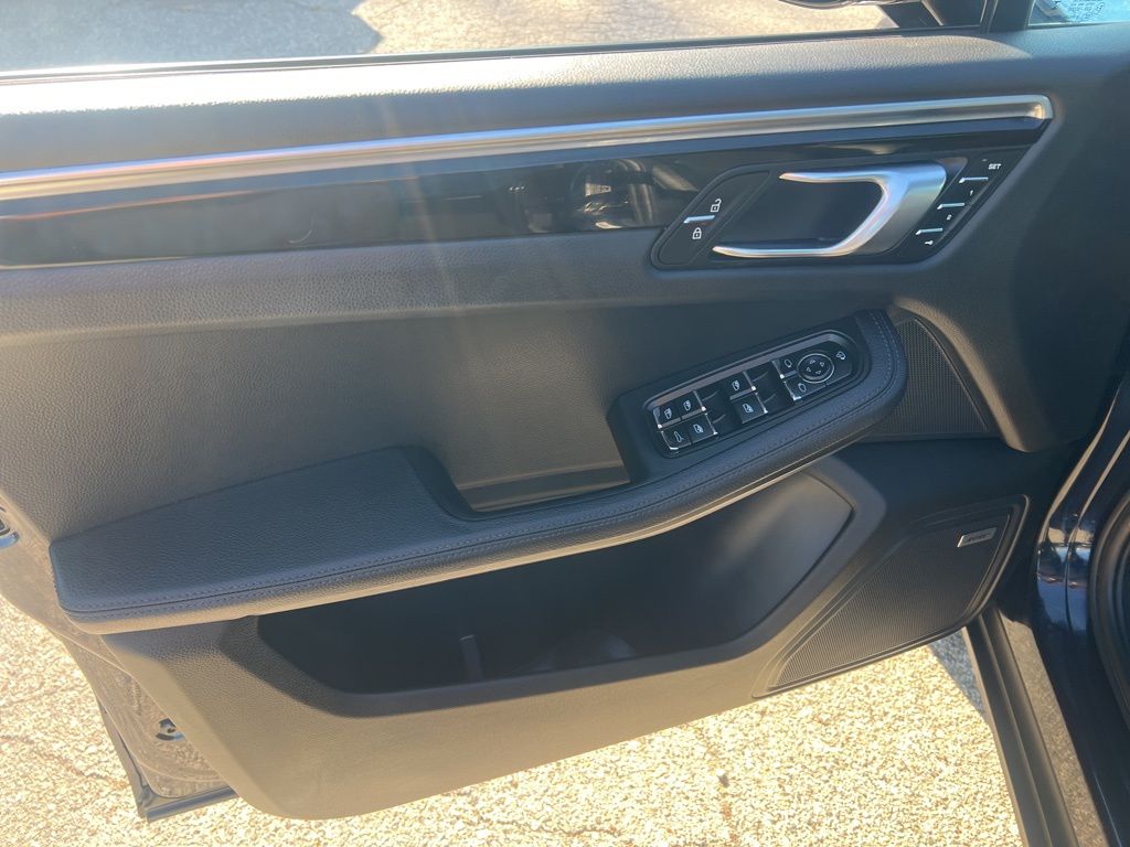 2022 Porsche Macan Base Image 38 of 59