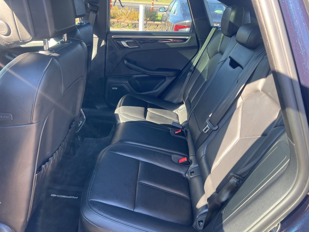 2022 Porsche Macan Base Image 22 of 59