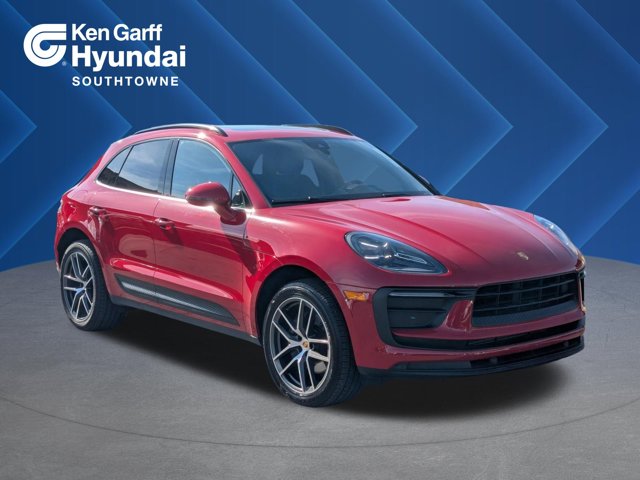2022 Porsche Macan Base Image 2 of 34