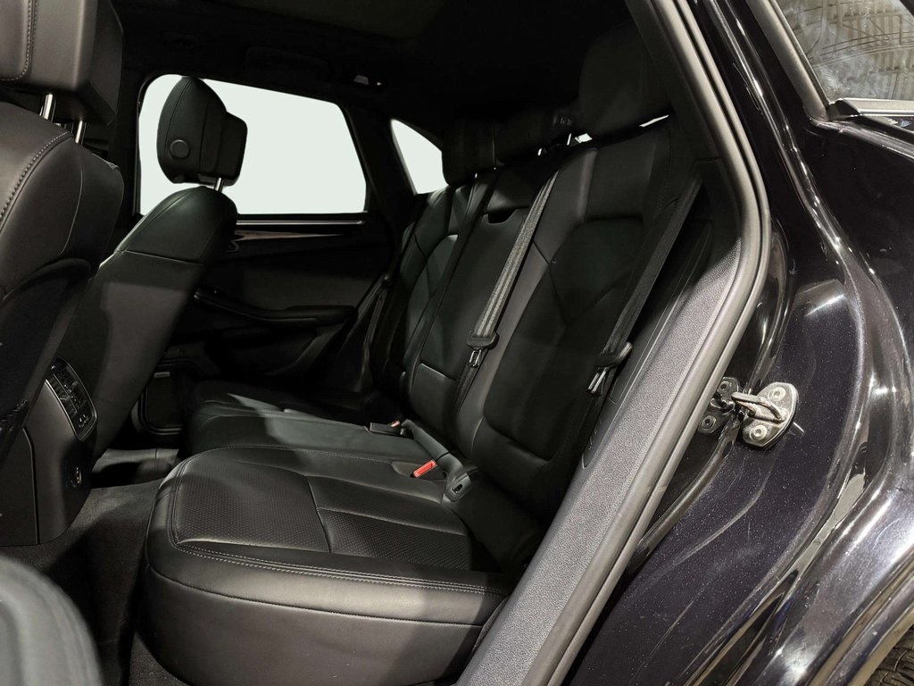 2022 Porsche Macan Base Image 25 of 29