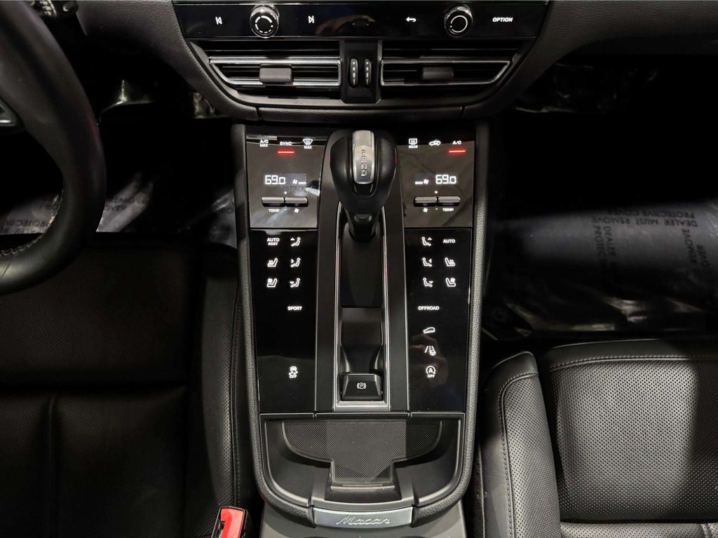 2022 Porsche Macan Base Image 19 of 29