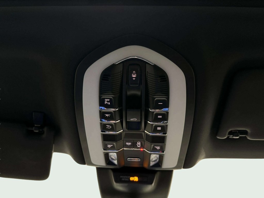 2022 Porsche Macan Base Image 23 of 29