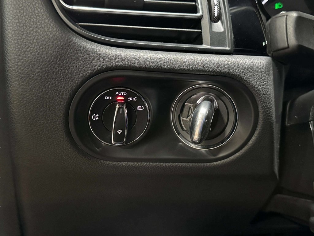 2022 Porsche Macan Base Image 21 of 29