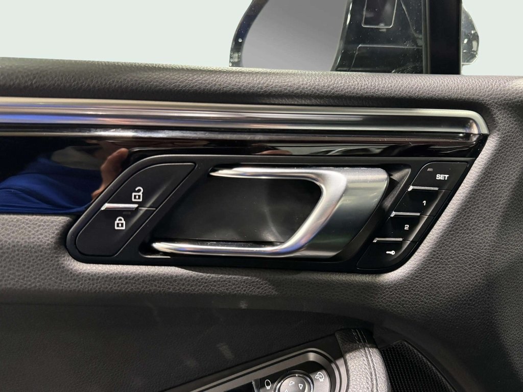 2022 Porsche Macan Base Image 18 of 29
