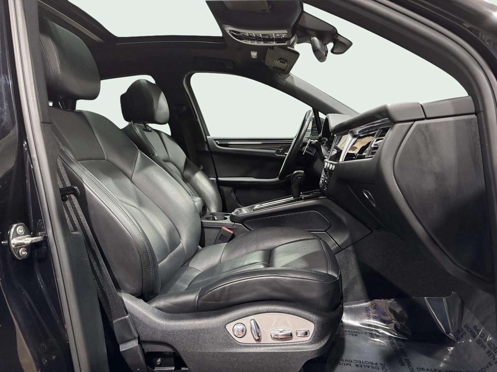 2022 Porsche Macan Base Image 27 of 29
