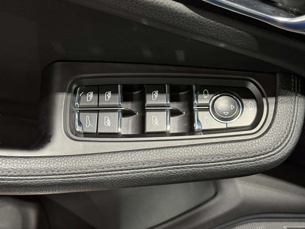 2022 Porsche Macan Base Image 17 of 29