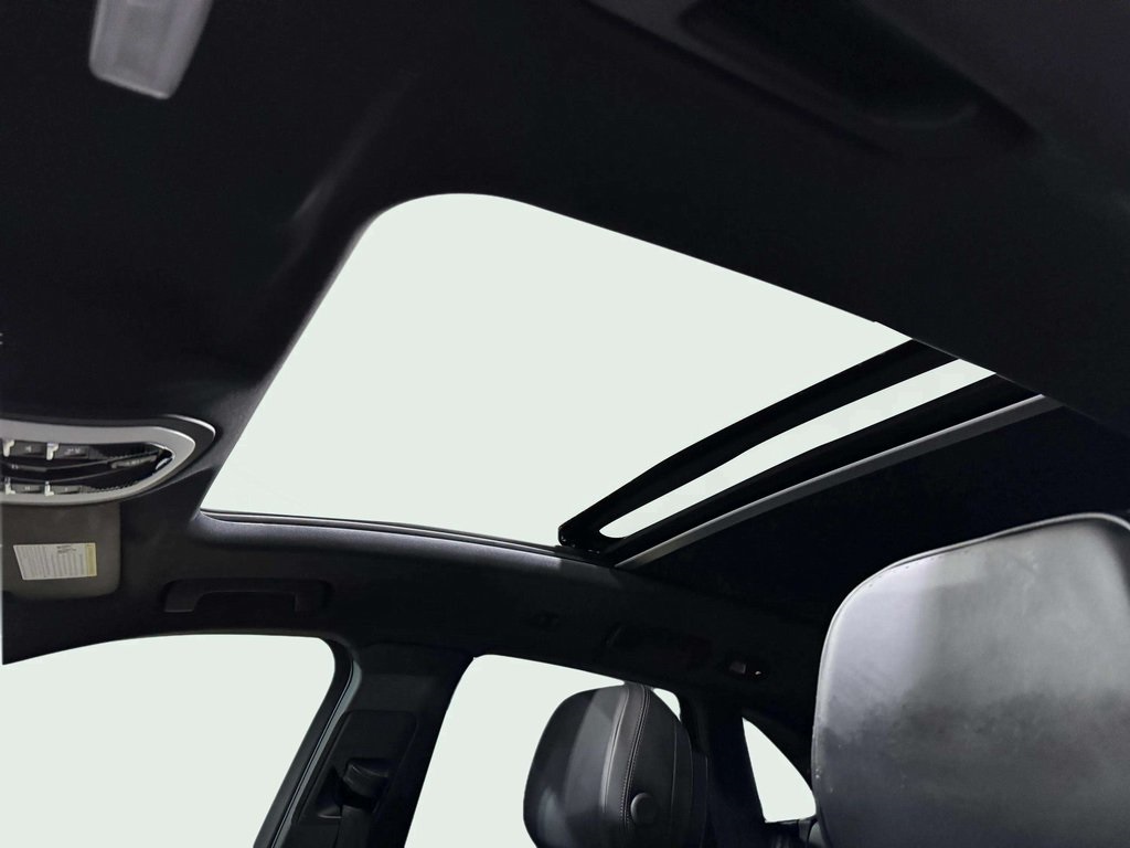 2022 Porsche Macan Base Image 22 of 29