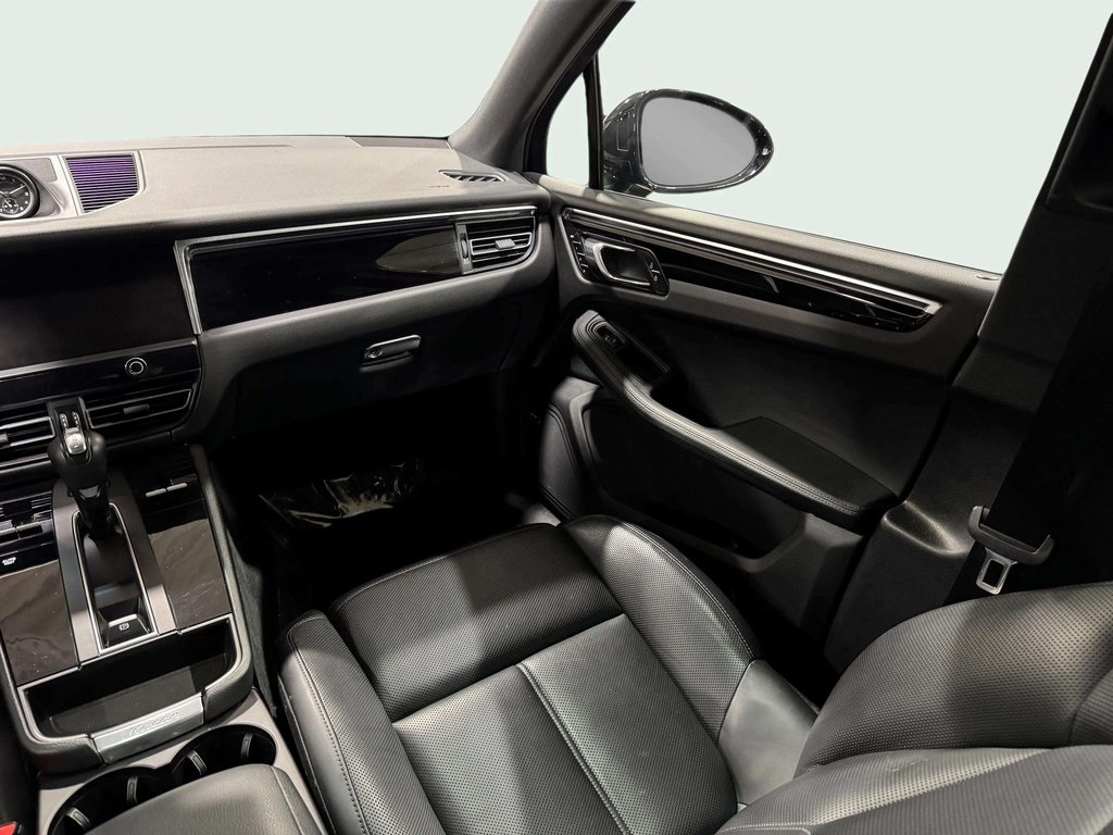 2022 Porsche Macan Base Image 11 of 29