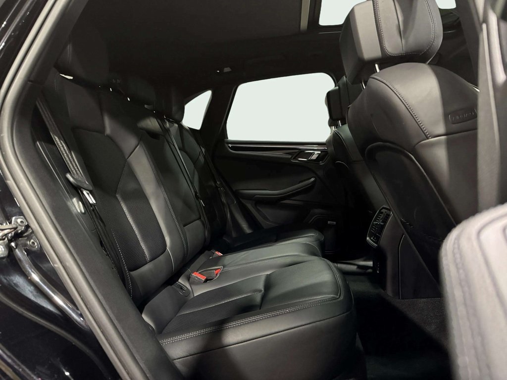 2022 Porsche Macan Base Image 26 of 29