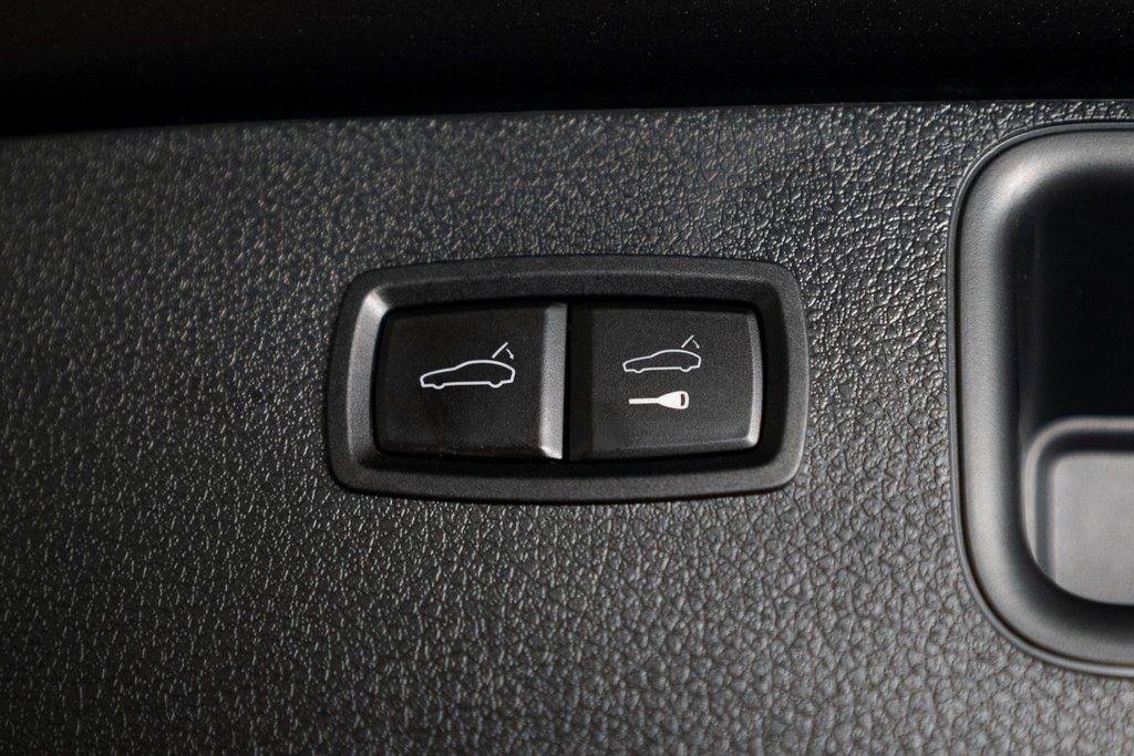 2022 Porsche Macan Base Image 37 of 38