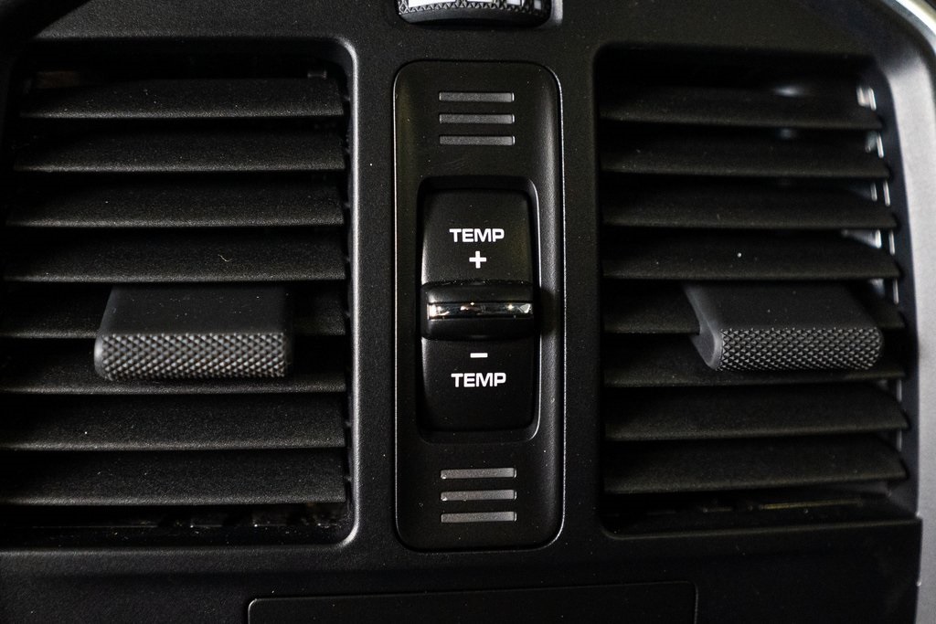 2022 Porsche Macan Base Image 36 of 38