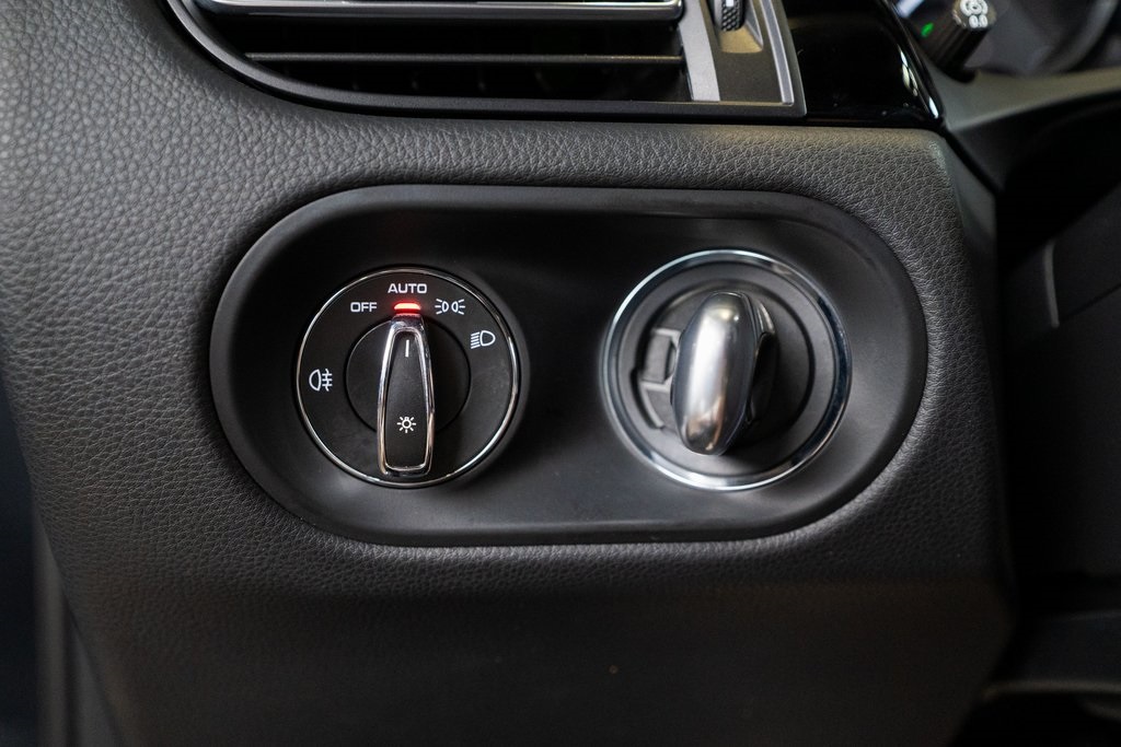 2022 Porsche Macan Base Image 33 of 38