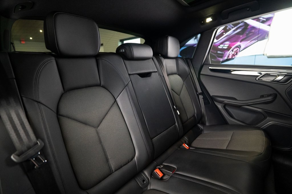2022 Porsche Macan Base Image 14 of 38