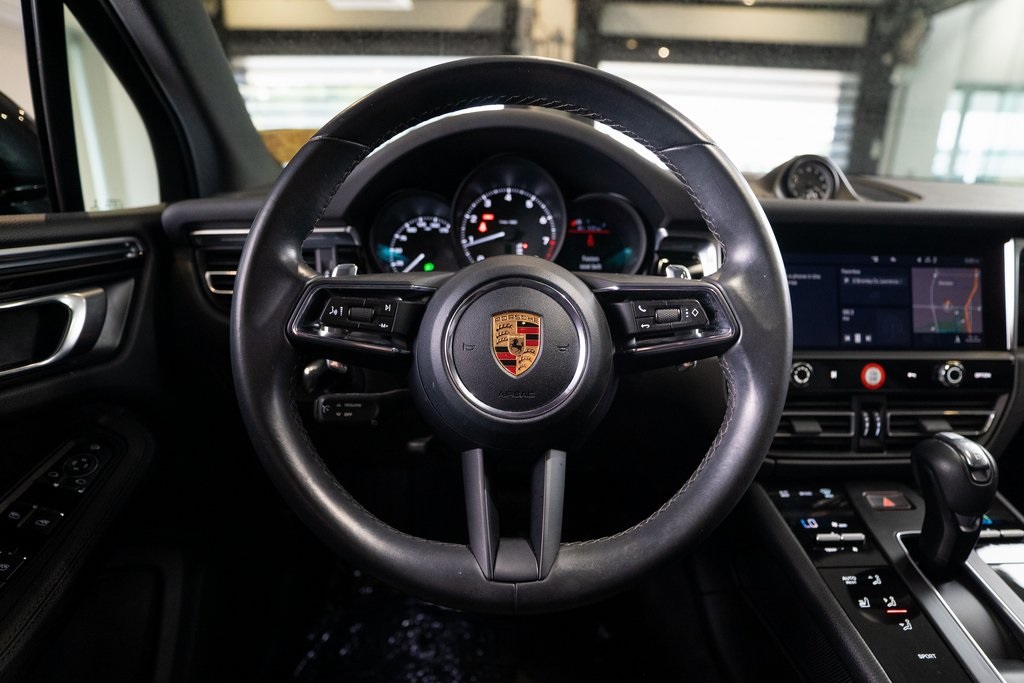 2022 Porsche Macan Base Image 19 of 38