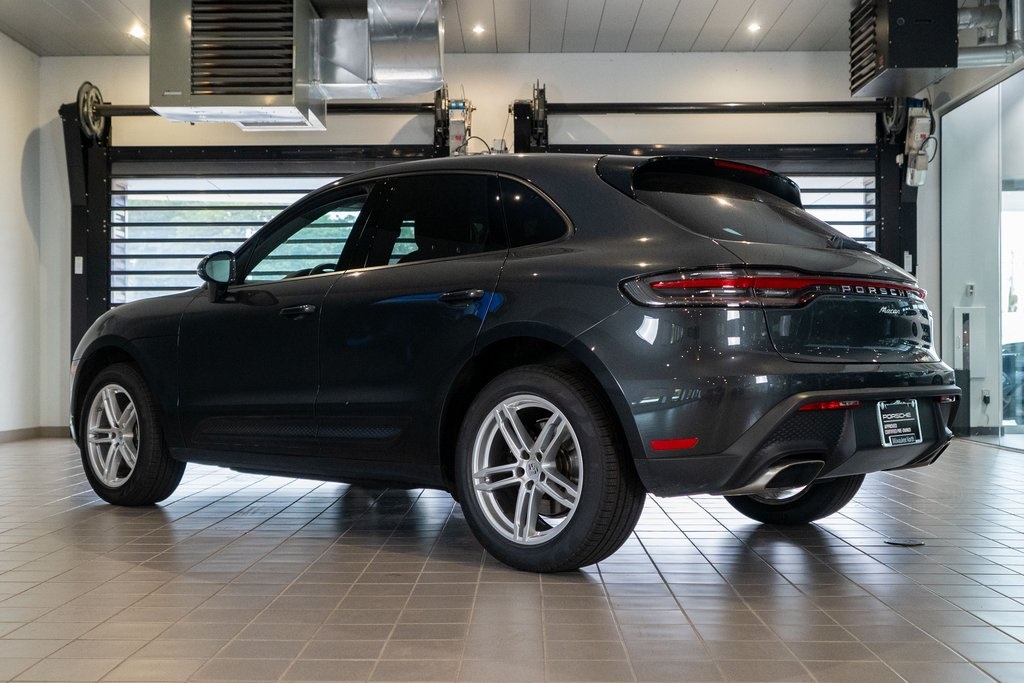 2022 Porsche Macan Base Image 7 of 38
